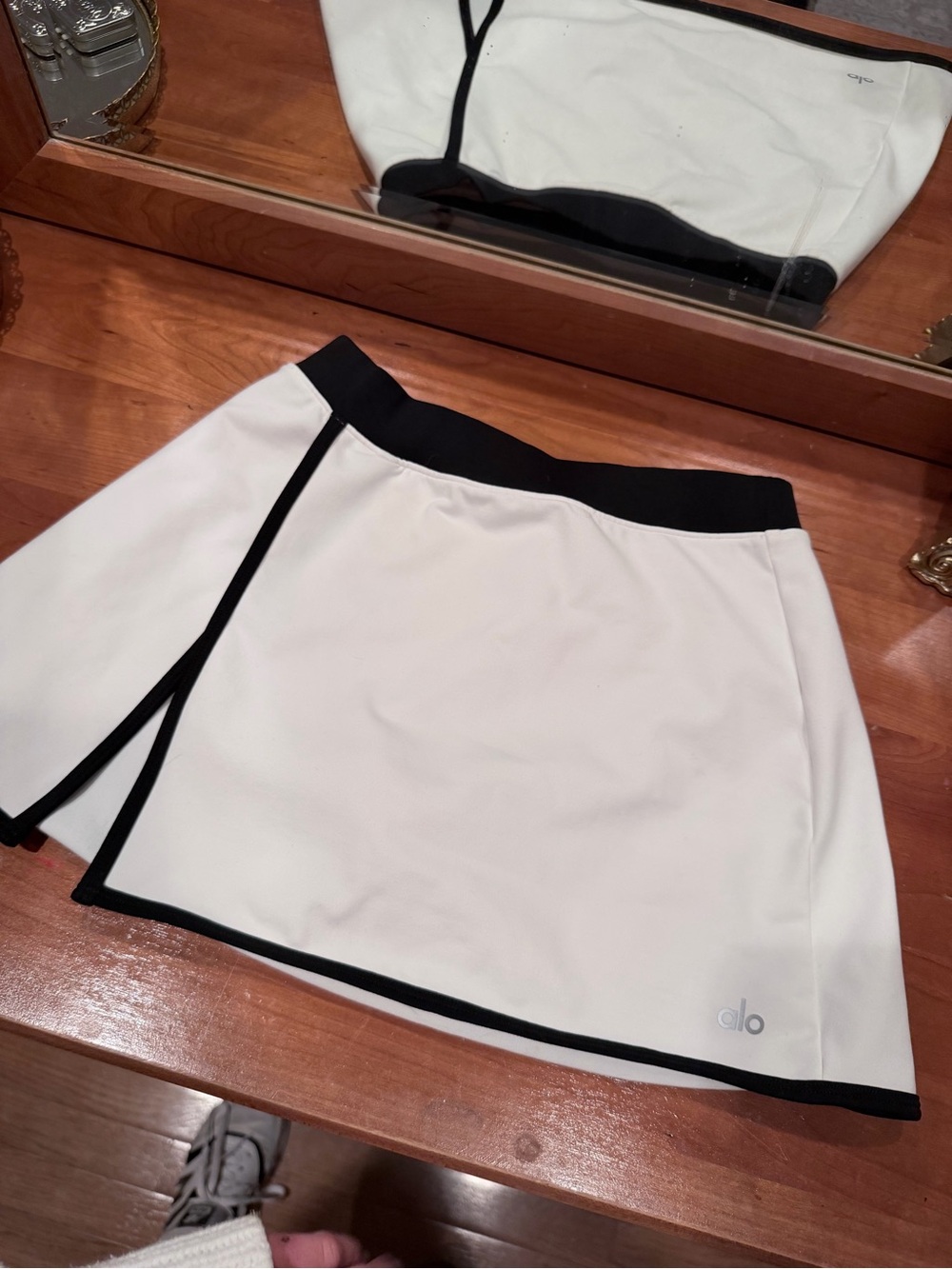 ALO Yoga Airbrush Streamlined Skirt Ivory Black XS
